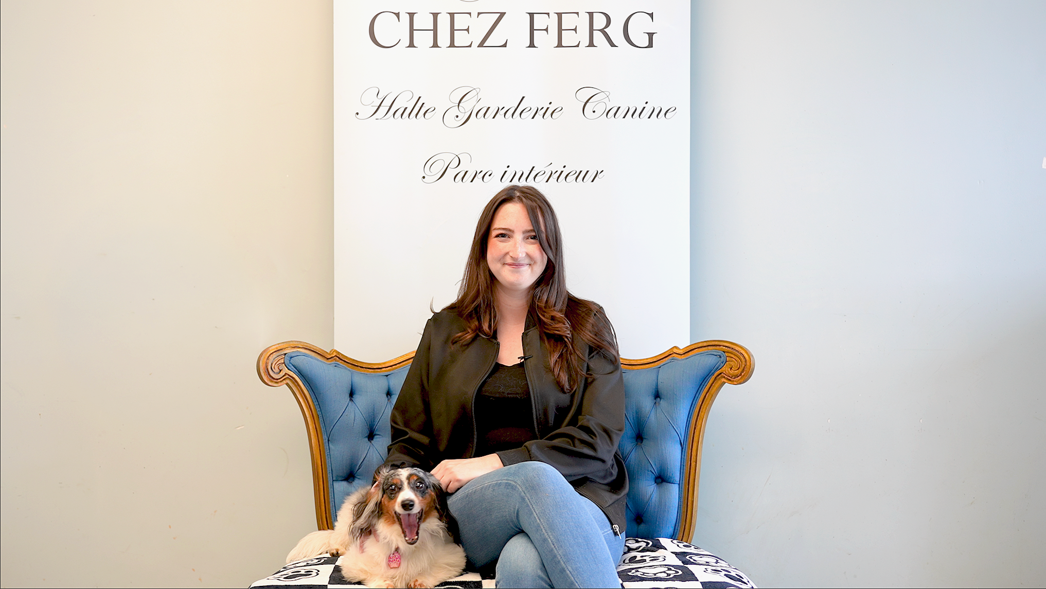 Une femme assise avec son chien