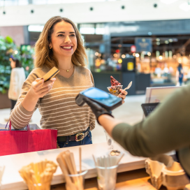 Client effectuant un achat avec une carte de paiement.